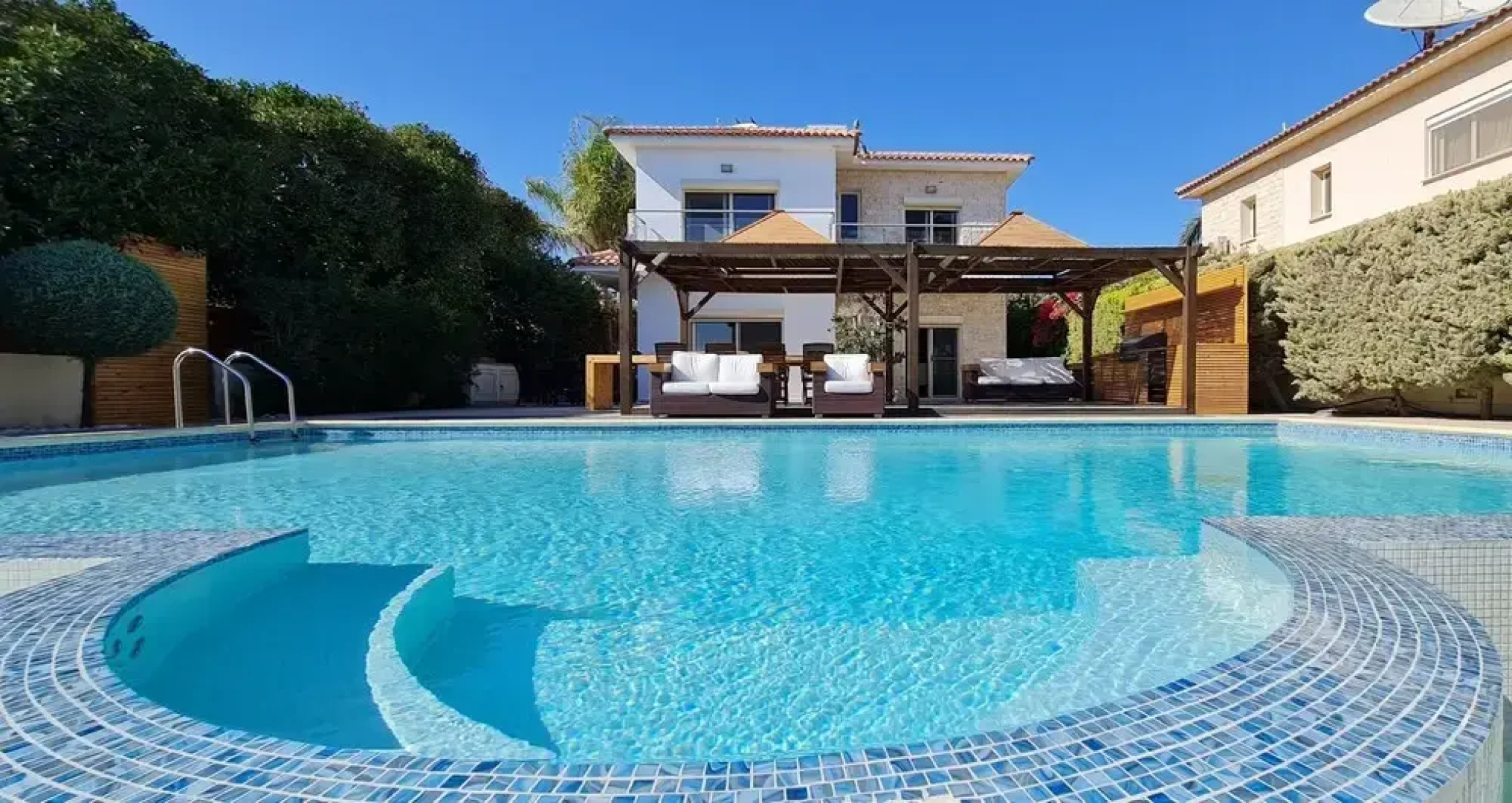 Stunning 5-bed Beach Front Villa, Private Beach
