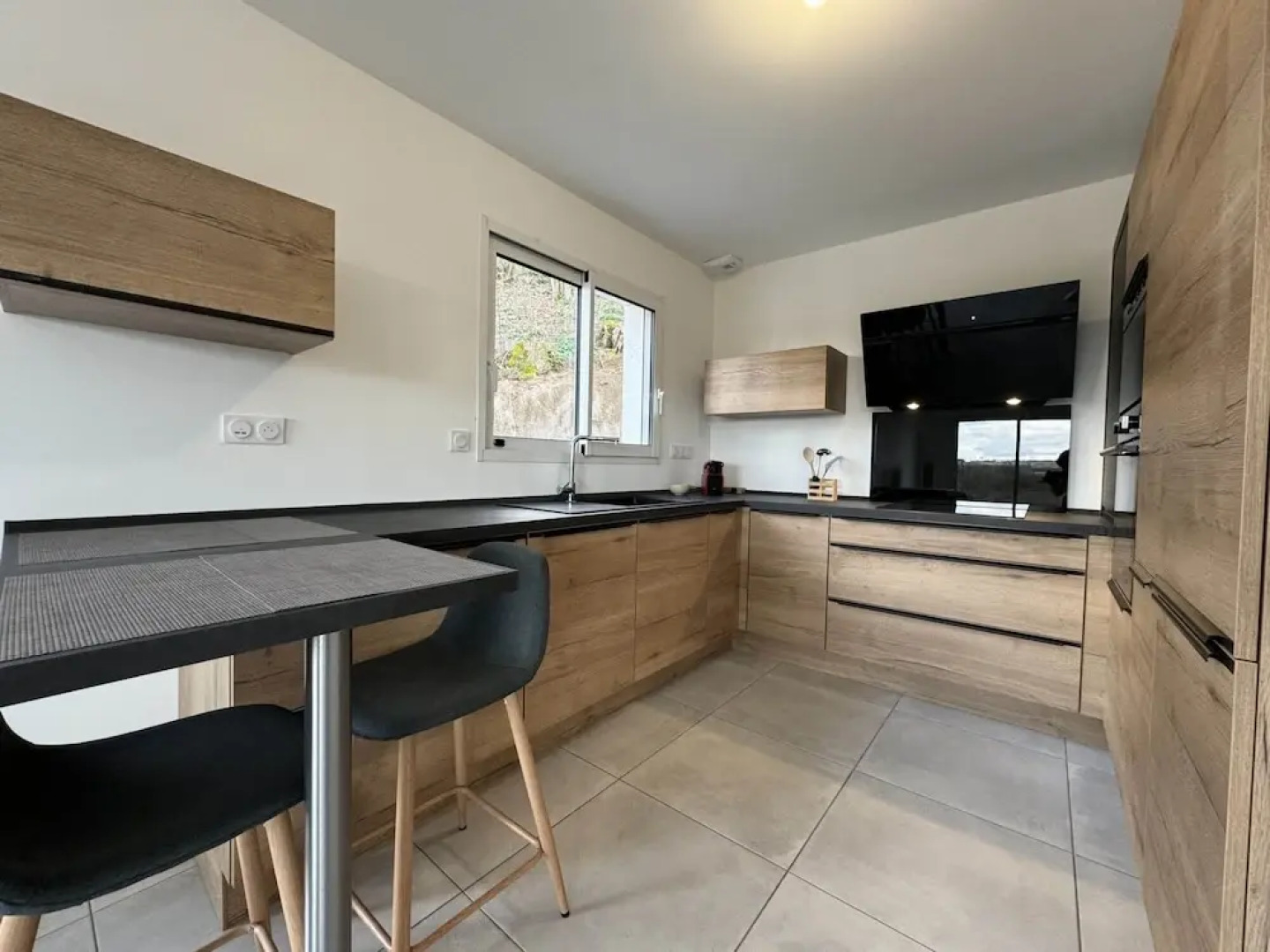 Hillside Retreat With Scenic Views