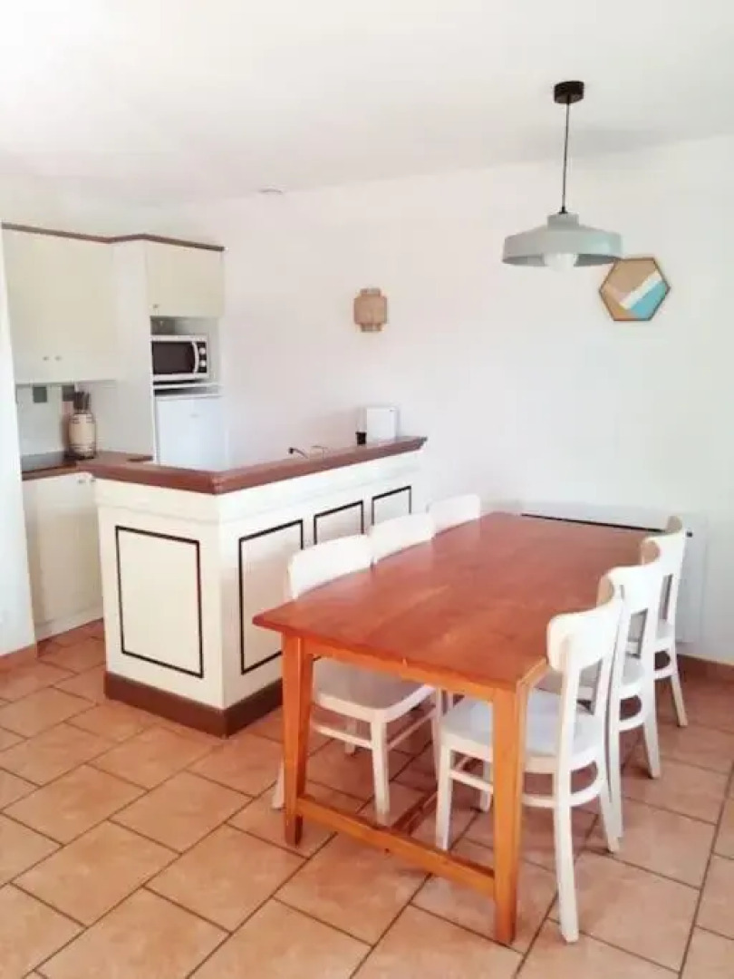 Maison au milieu des pins entre golf et océan