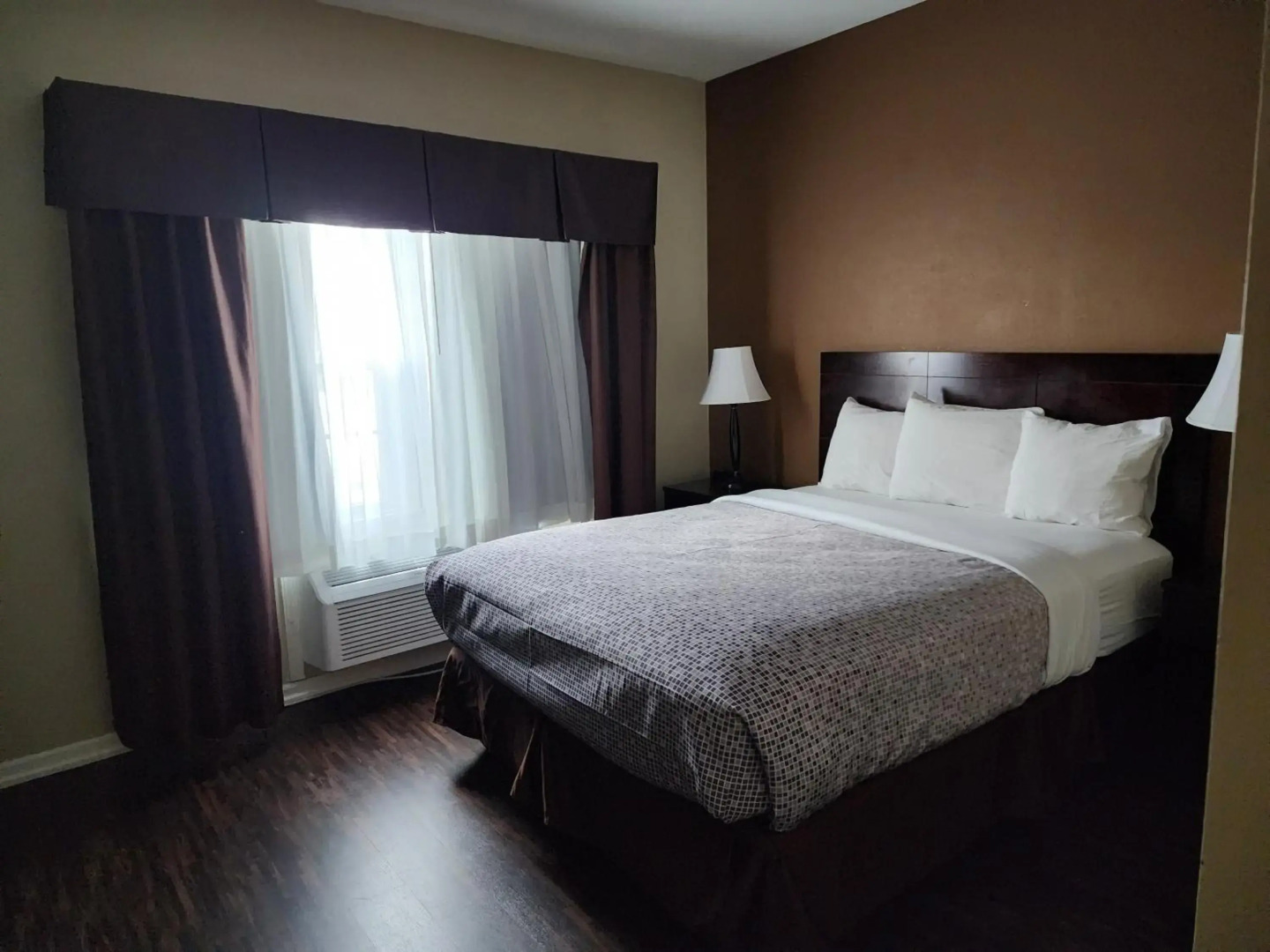 Econo Lodge & Suites Grand Rapids Airport