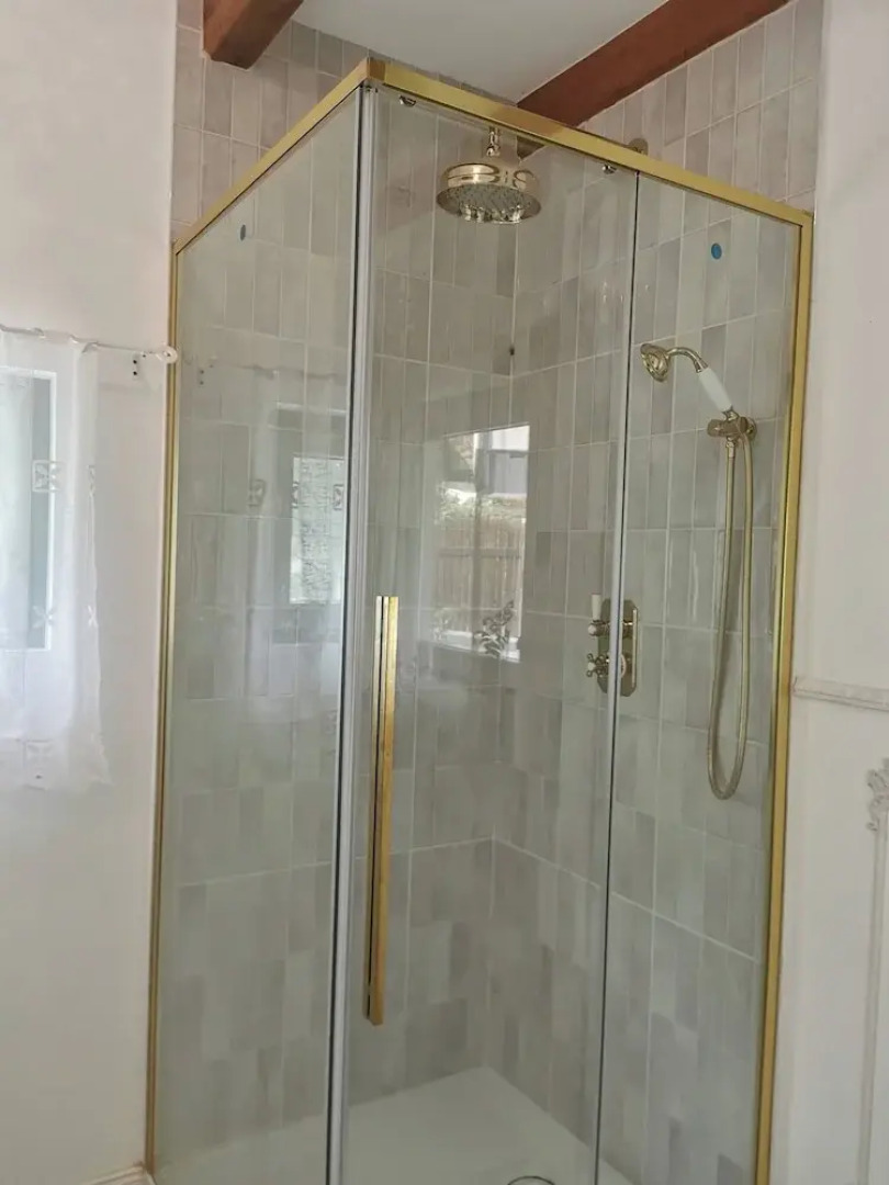 Sunny Wooden House on Creek, 30 Minutes Prague