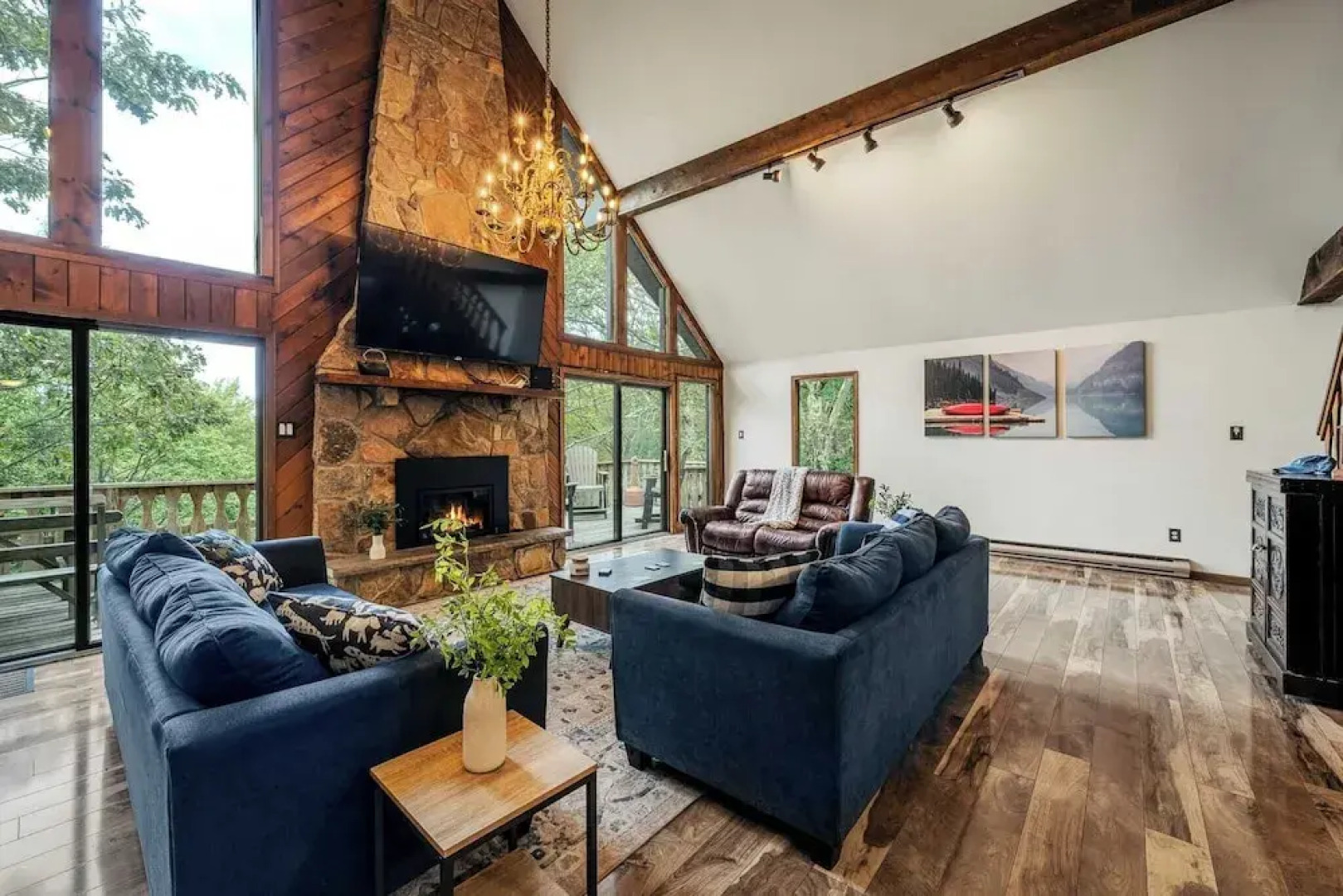 Sky View Chalet by Avantstay Stunning Interior, Spacious Deck, Hot Tub, & View