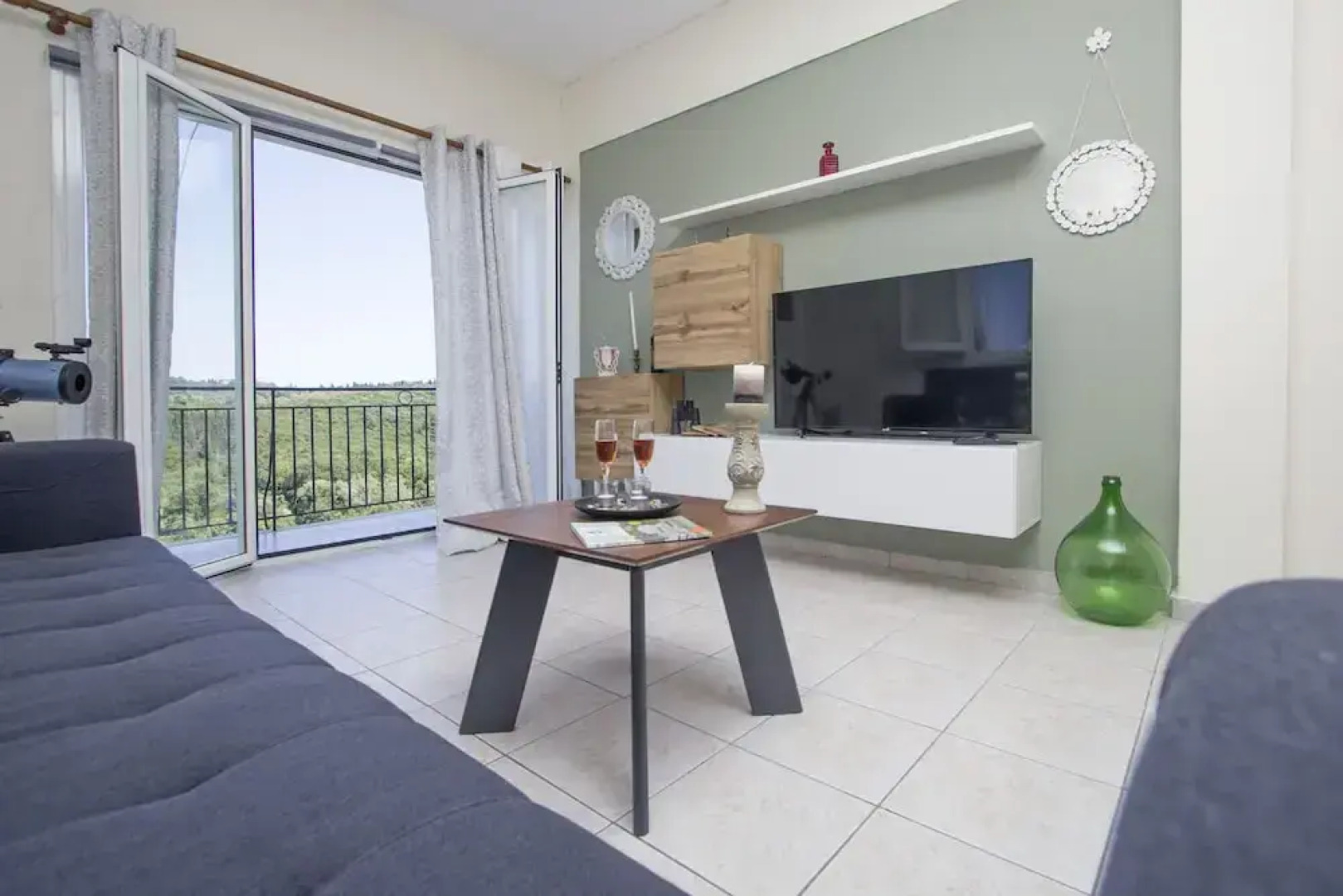 Sun-splashed Skyline Apt