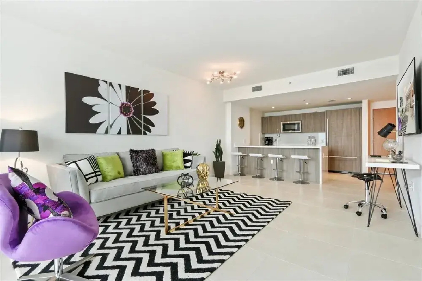 Top Fort Lauderdale Condo 7th Floor - Private and Sanitized, Hotel Amenities, Free Parking for Stays Over 27 Days, 400 ft From the Beach. Hosted by Super Host!