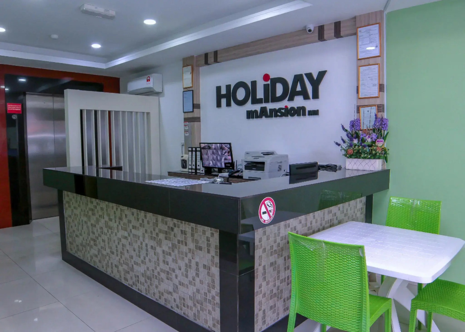 OYO 44054 Holiday Mansion Inn