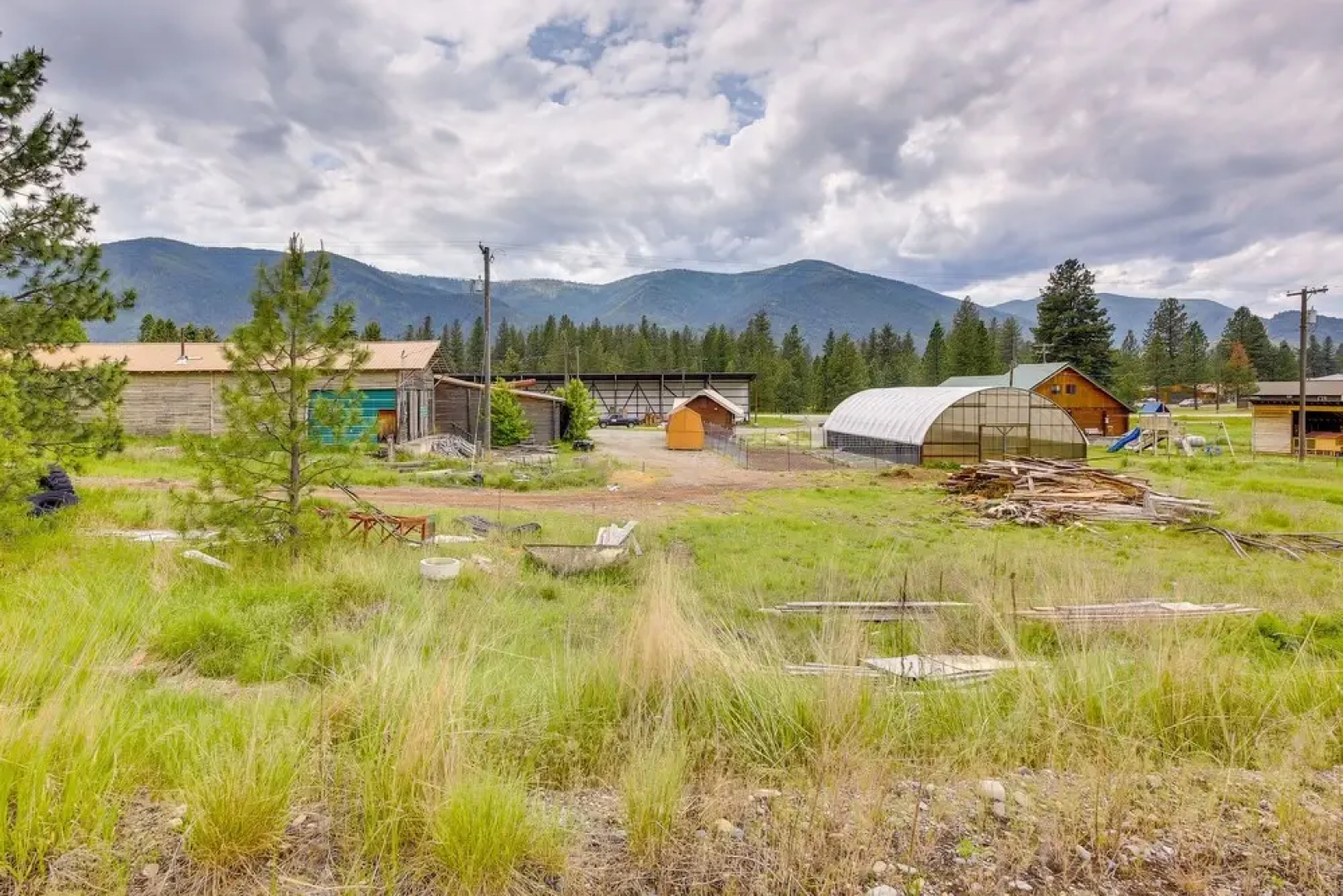 Cozy Thompson Falls Cabin w/ Mountain Views