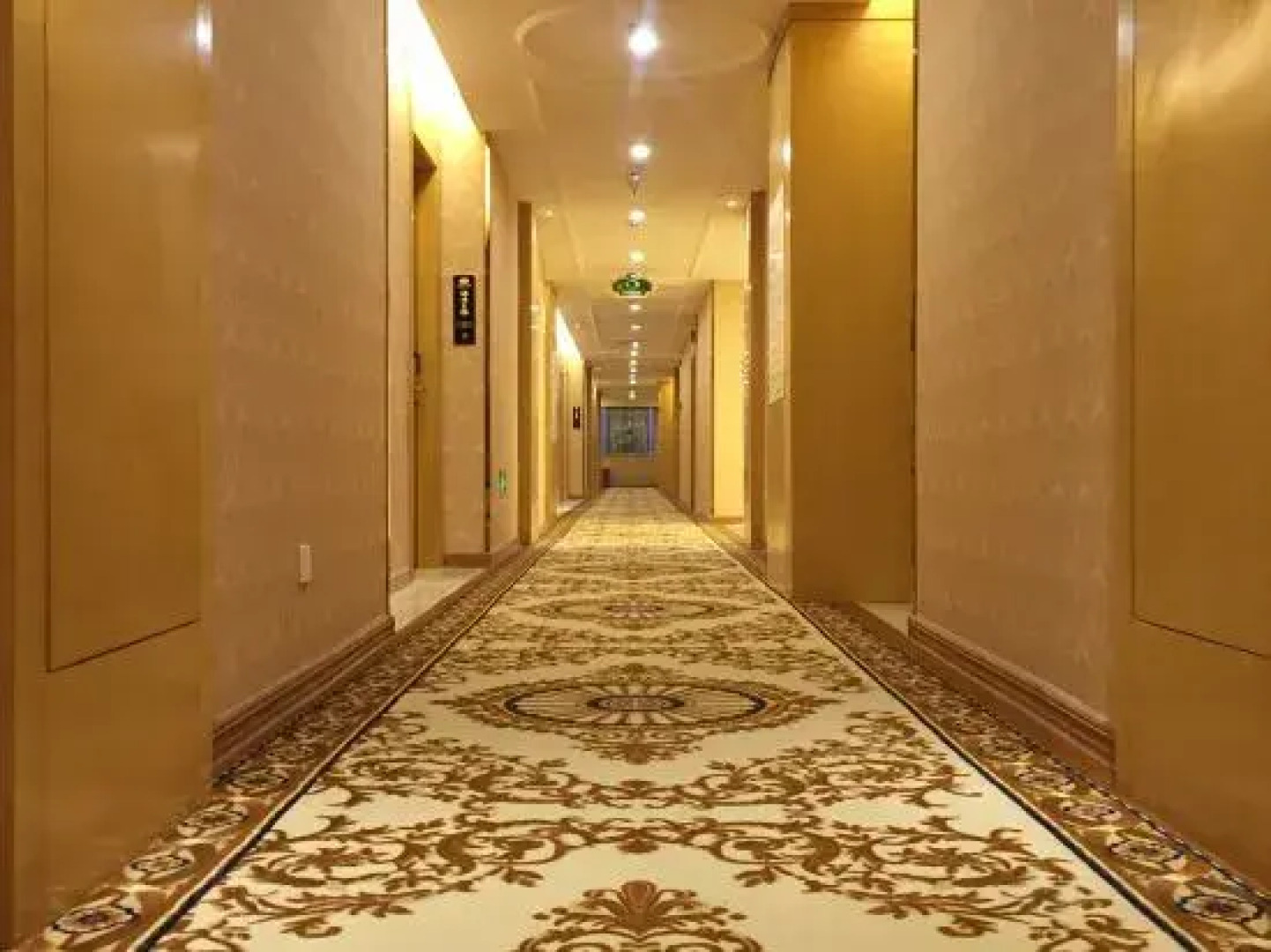 Vienna Hotel (Lingshan Liufengshan Pedestrian Street)