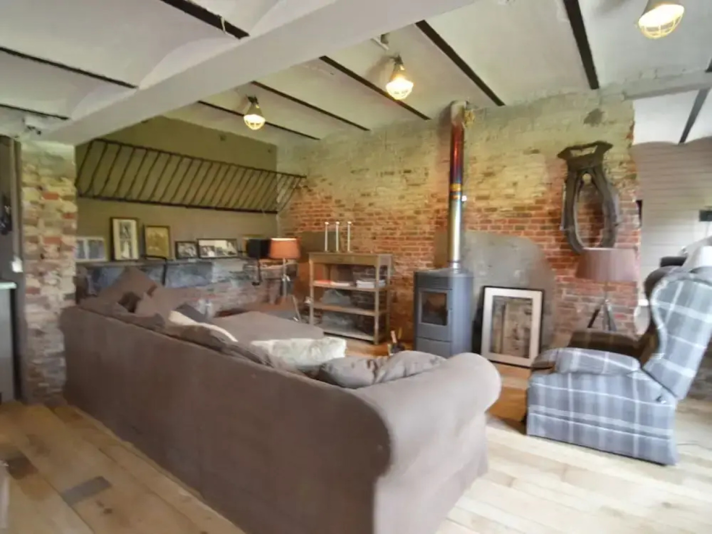 Pleasant Holiday Home in West Flanders with Enclosed Garden & Hot Tub