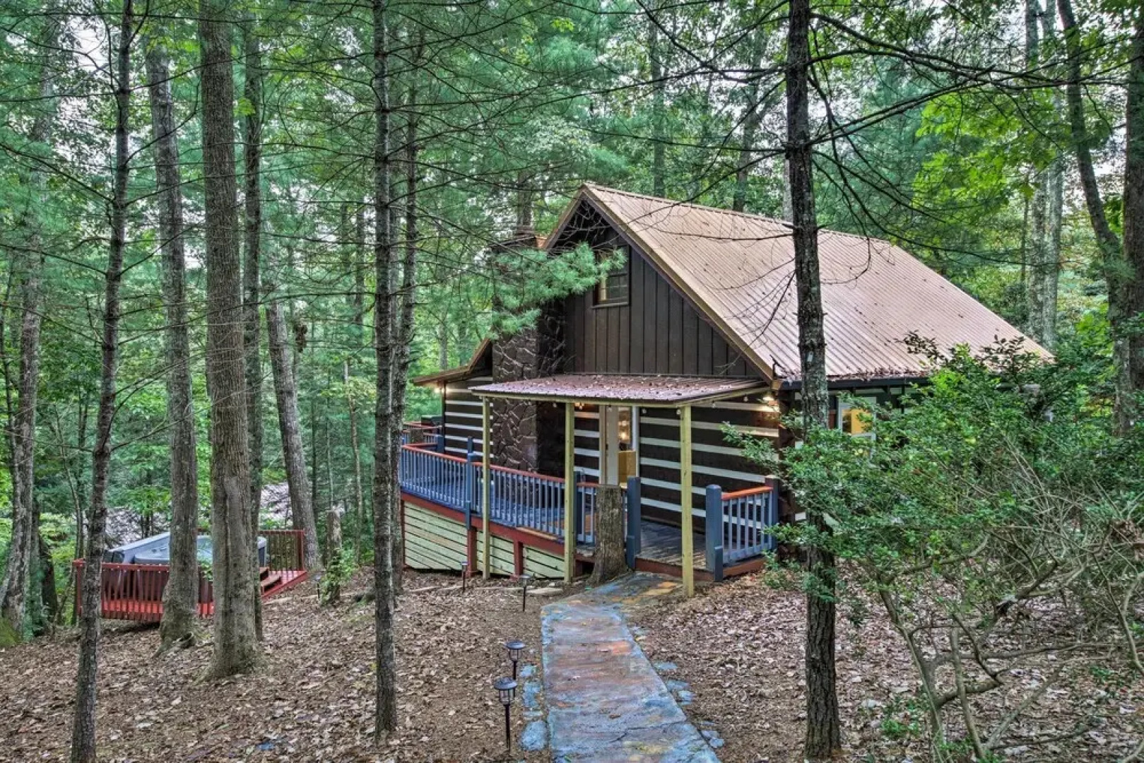 Charming Blue Ridge Mountain Cabin w/ Hot Tub