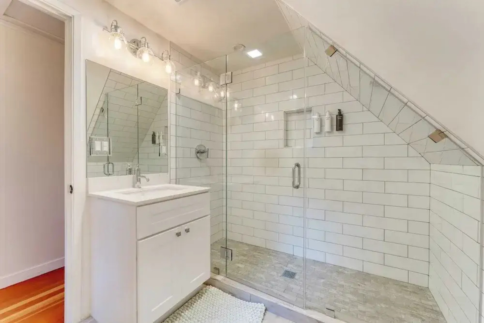 West Shore Lake House by Avantstay Ski Cabin w/ Backyard Sledding Hill!