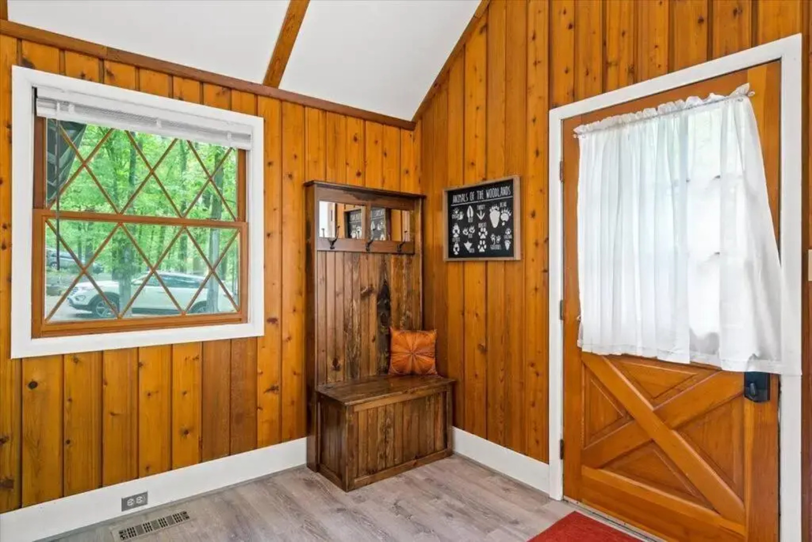 The Gingerbread House: 4 BR chalet, w/ Sunroom/Deck, sleeps 12, modern amenities