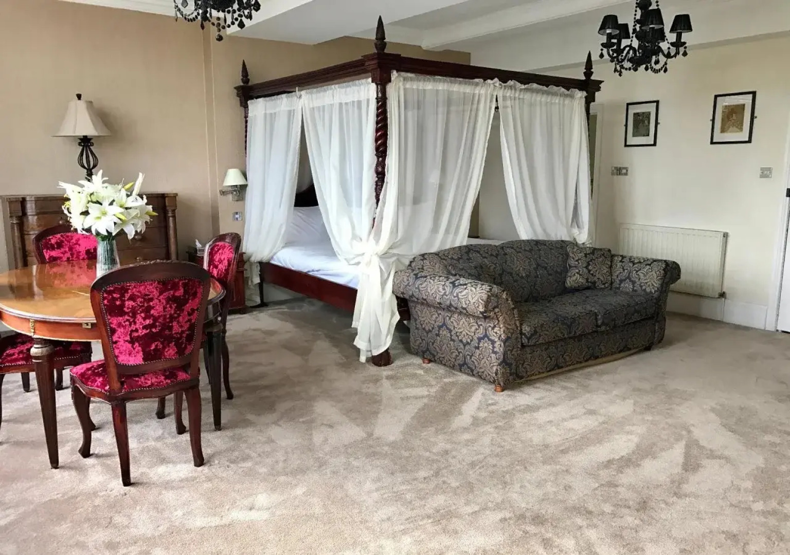 De Rougemont Manor Hotel & Suites