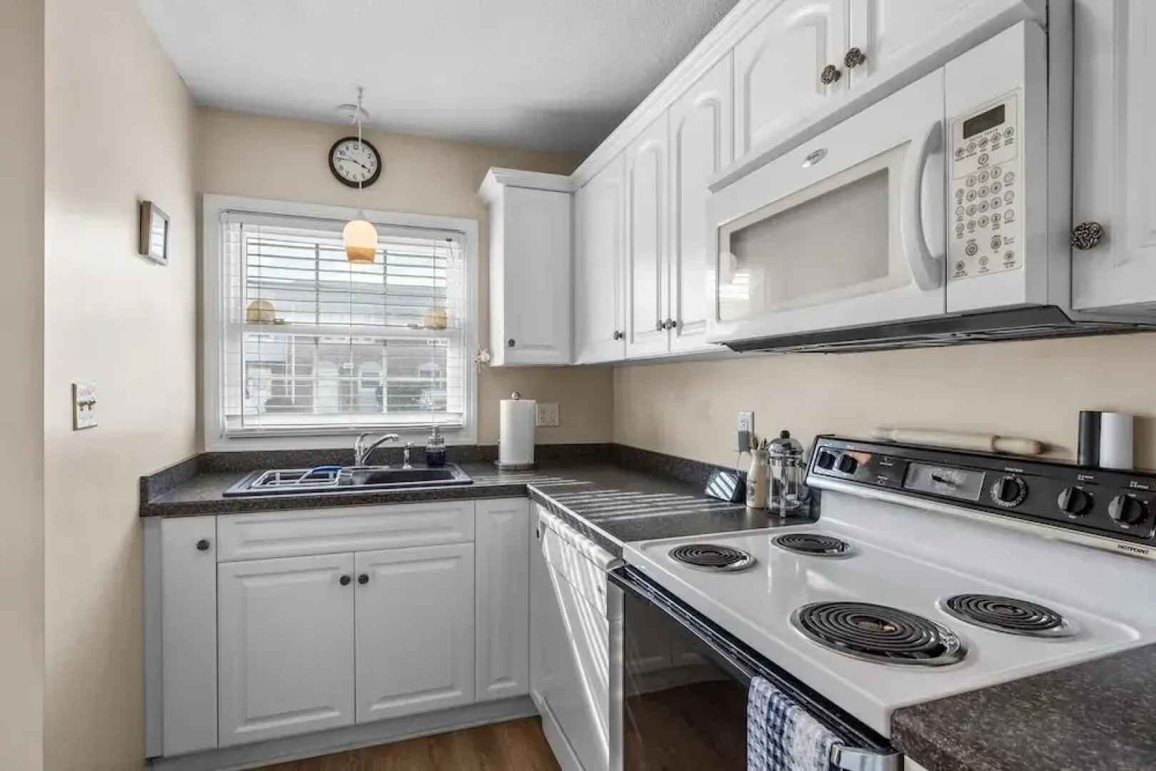 Sand Dollars & Sunshine 2 Bedroom Condo by Redawning