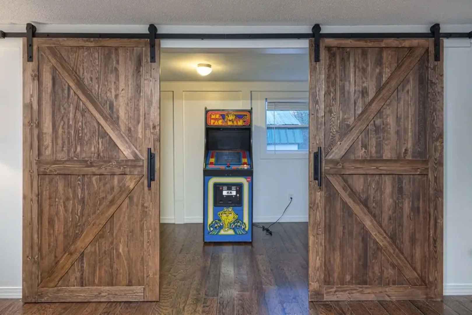 Mountain Modern Getaway Hot Tub and Arcade Games