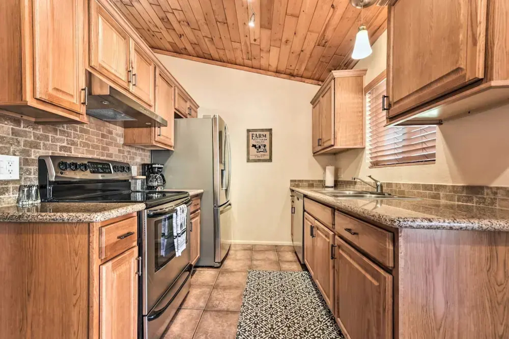 Family Home - Walk to Golf Course & Park
