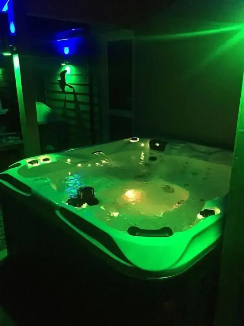 Four Corners Holiday Home with Hot Tub & Sauna