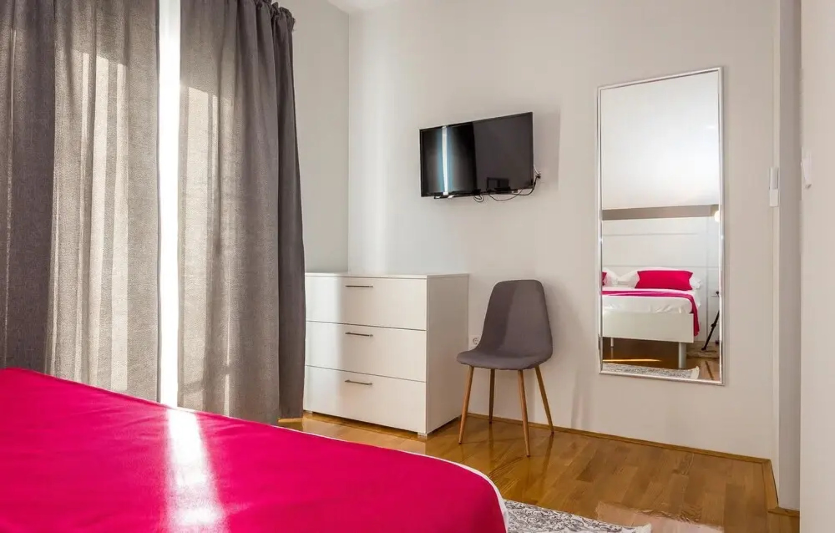 Amazing Home in Siveric with Hot Tub, Sauna & WiFi