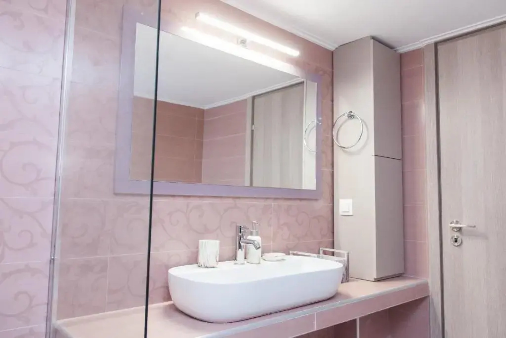 Modern 3-bedroom Apartment Next to Koridallos square