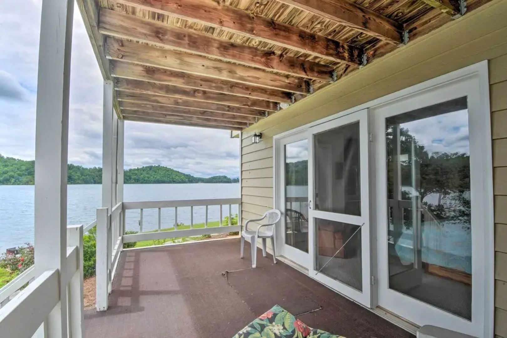 Townhome w/ Fire Pit & Boat Dock: Pets Welcome!