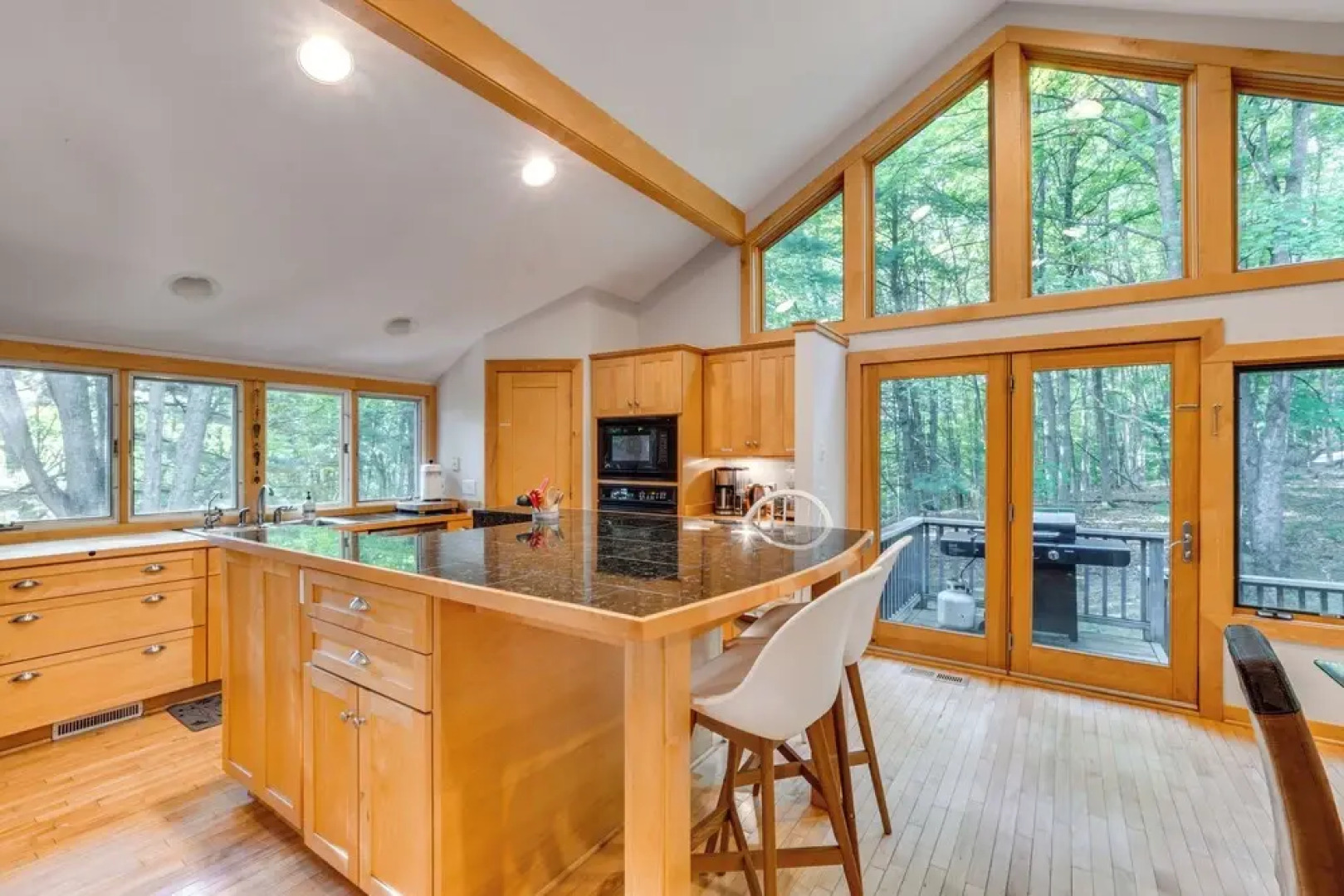 Soaking Tub & Fire Pit! Home Near Dtwn Suttons Bay