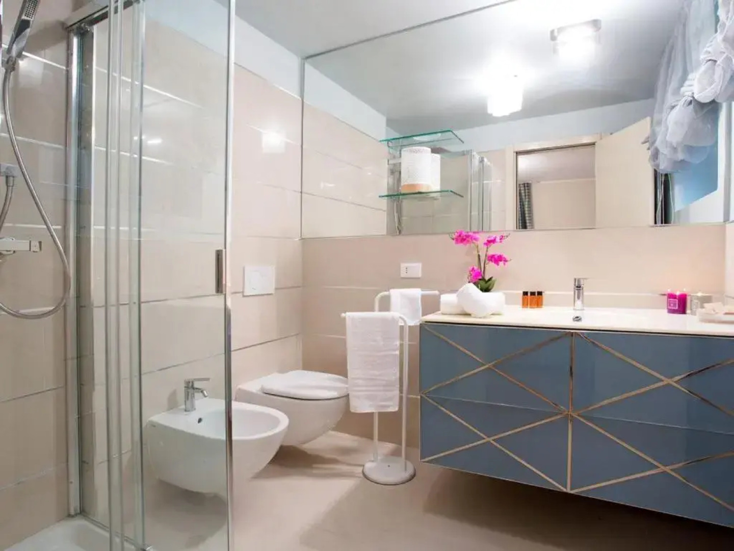 State of the Art Home Suite with 180° Panoramic Lake View, Pool, Sauna & Jacuzzi