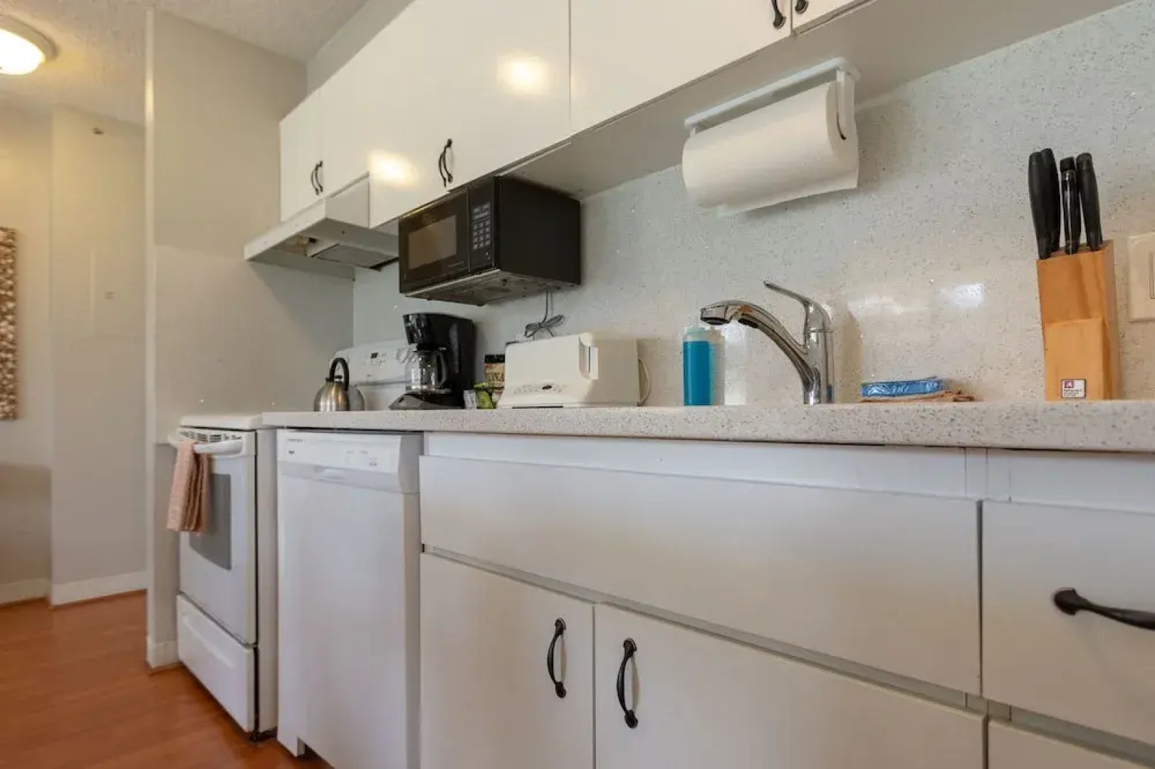 Waikiki Banyan - Pool Deck Level Tower 1 Suite 610