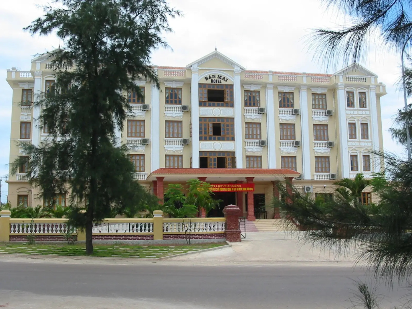 Ban Mai Quang Binh Hotel