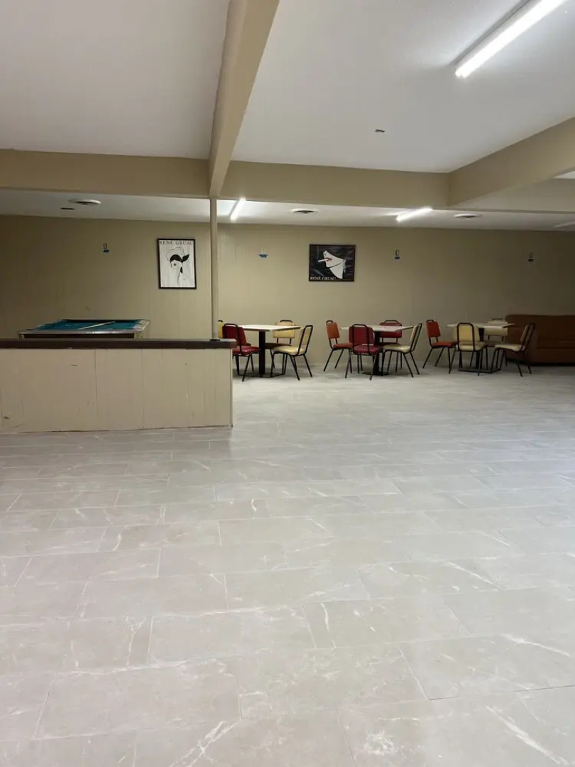 Driftwood Inn and Lodge by the lake