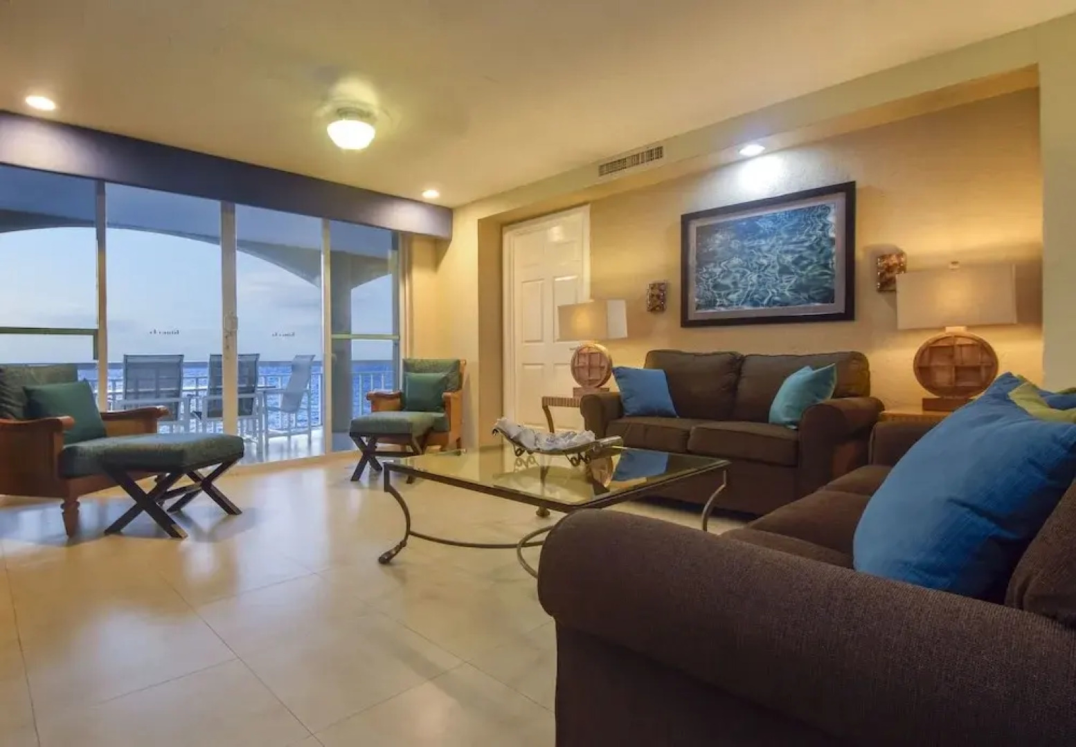 El Cantil Condominiums