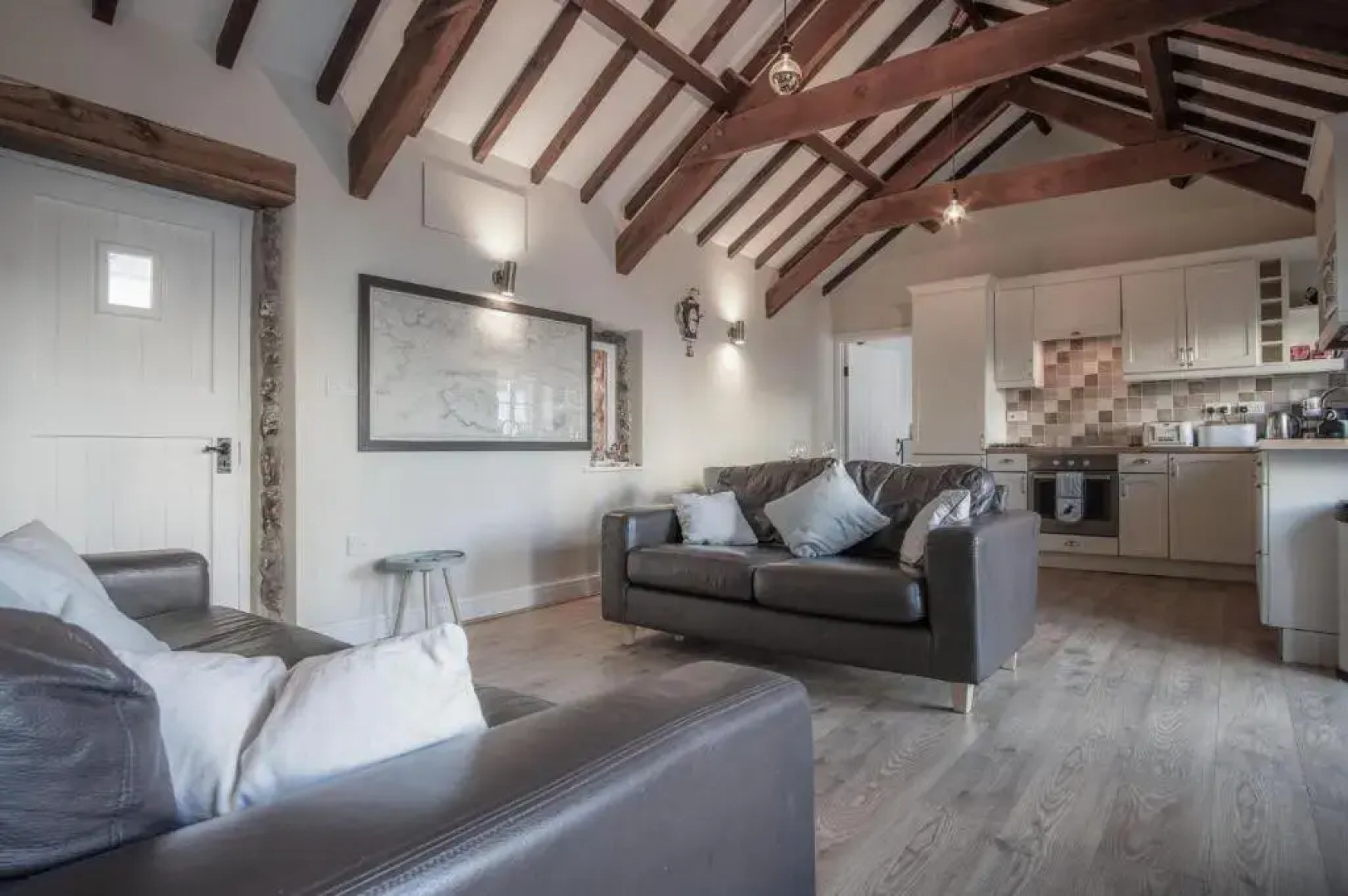 The Old Stables - 3 Bedroom Cottage - Angle