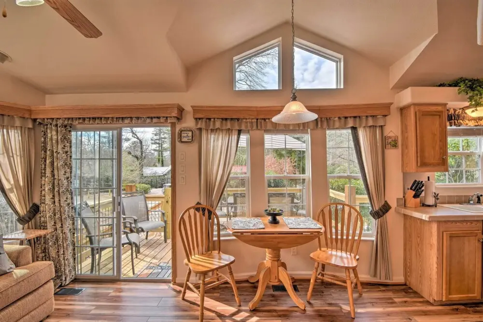 'the Cubs Den' Woodsy Highlands Home: Hike & Ski!