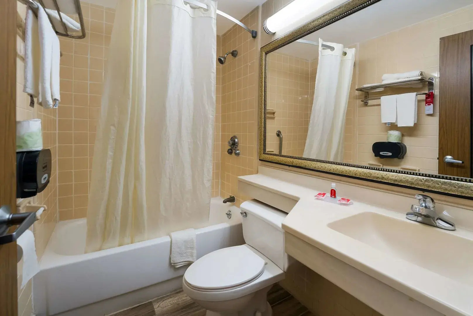 Perry Inn & Suites By Capital O National Fairground GA I 75