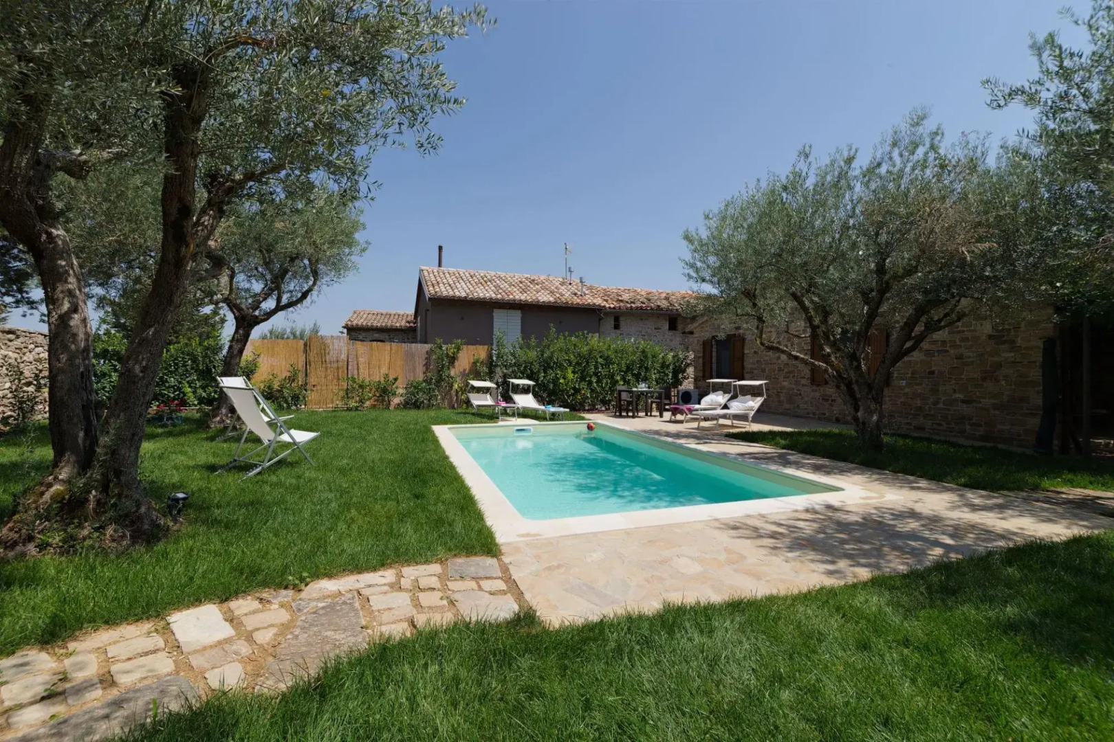 Quiet property set in a genuine context between nature and culture.-CASA PARIS