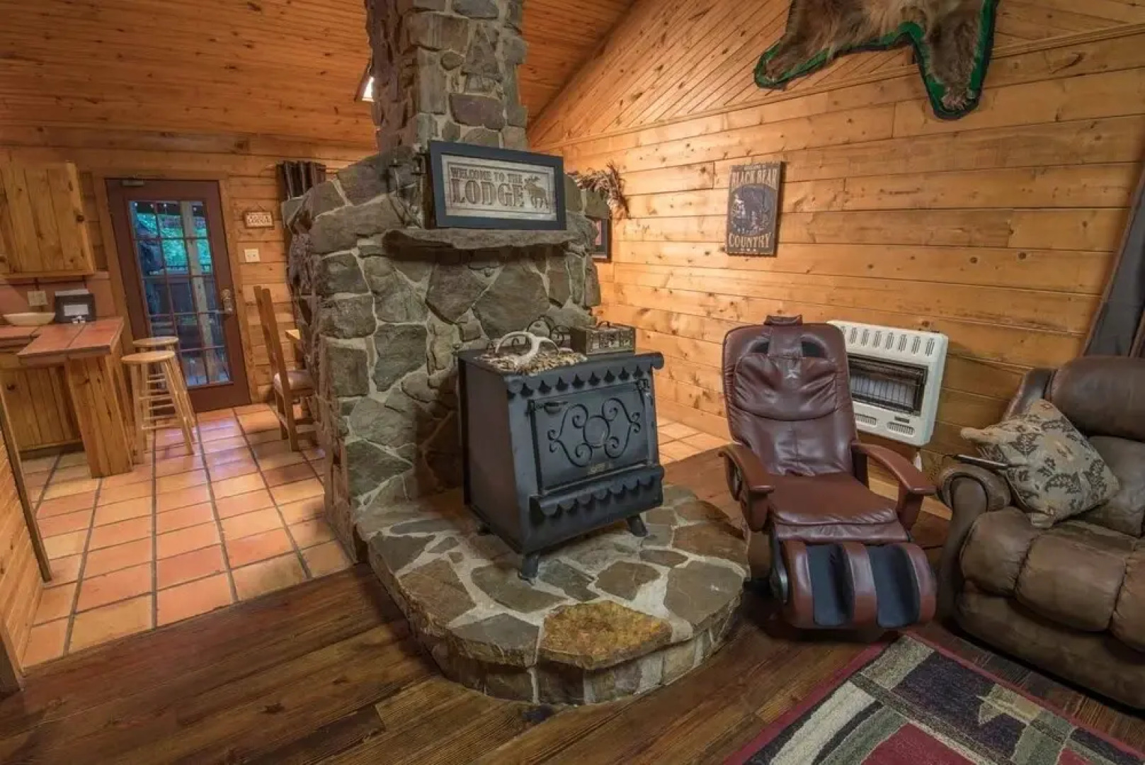 Mountain Bear Lodge Includes Roku TV, Wifi, Hot Tub, and BBQ by Redawning