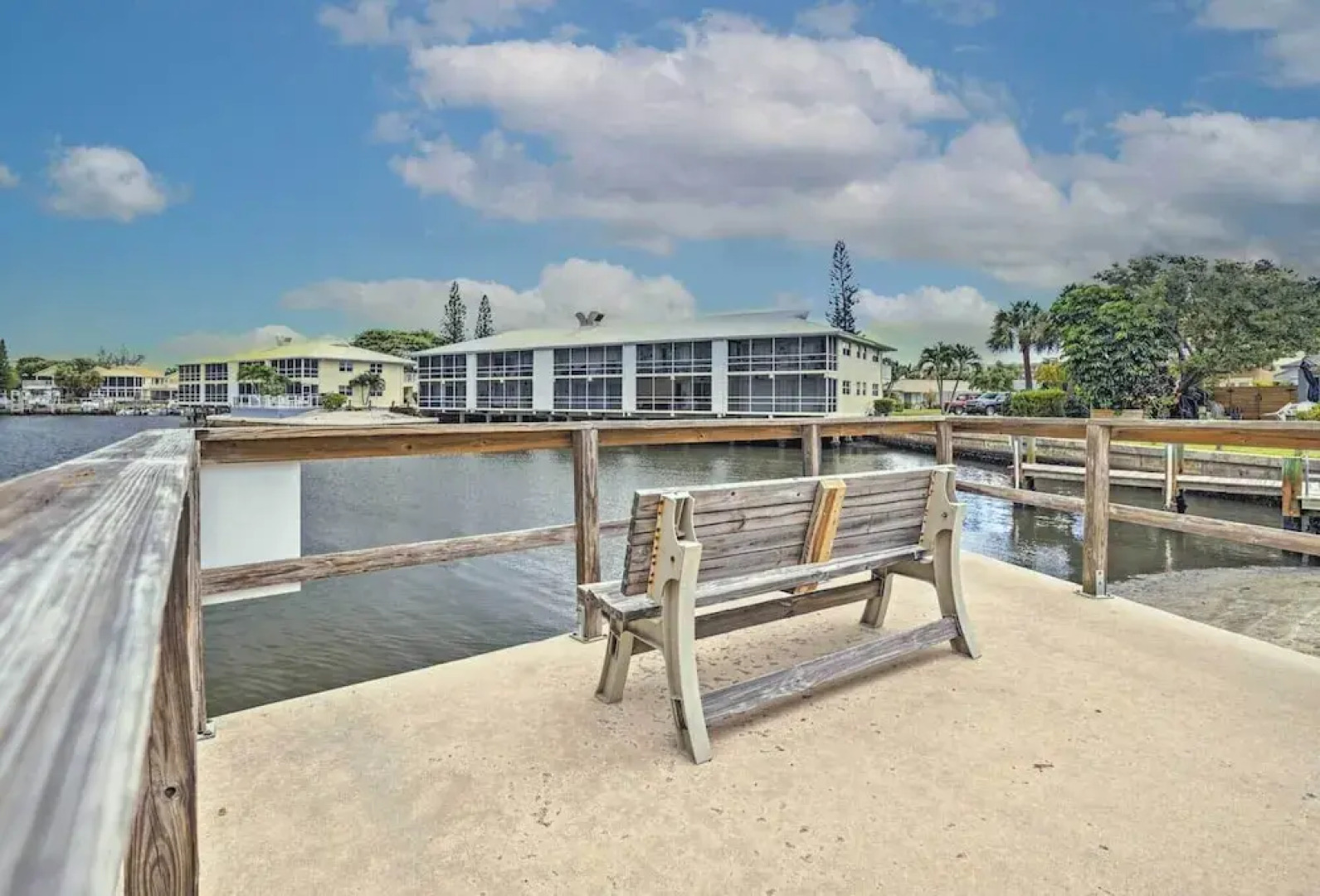 Boat Lovers Paradise: Walk to Private Beach!