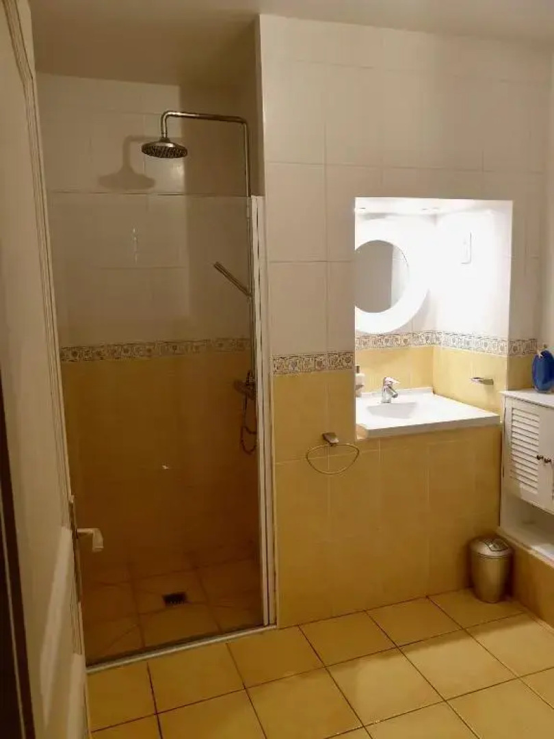 Maison des pêcheurs vue lac a 50m du port dans quartier historique