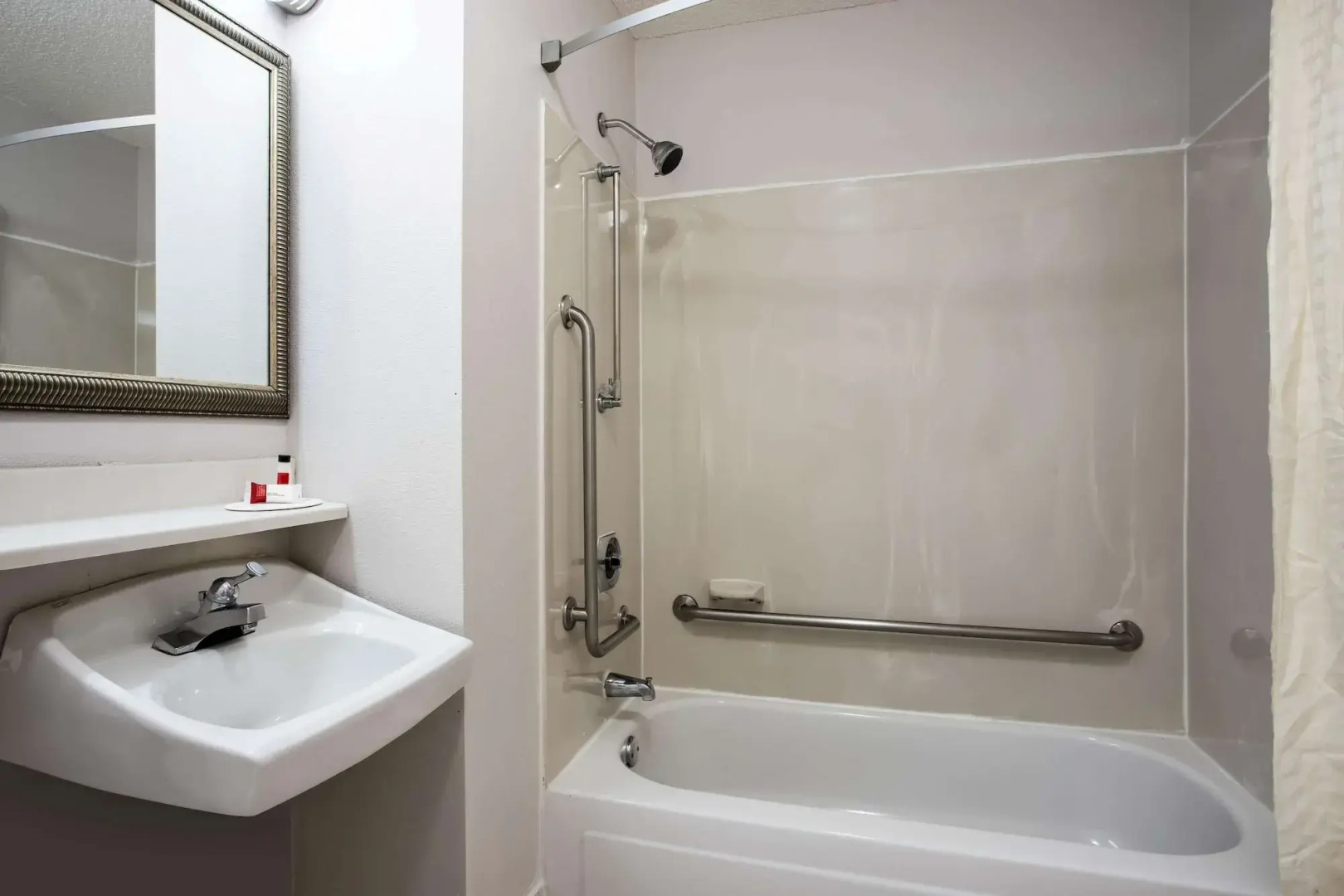 Travelodge by Wyndham Fort Wayne North