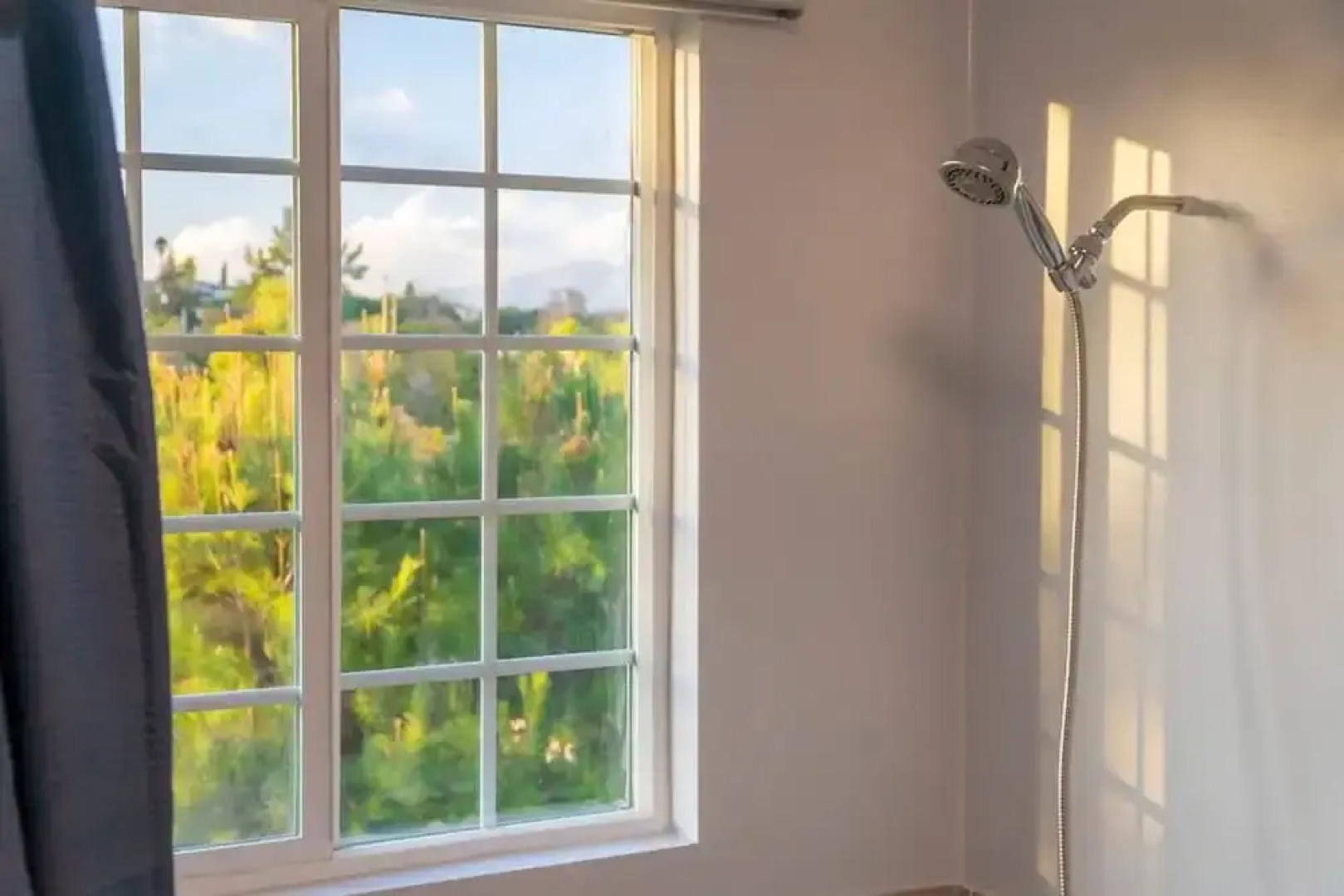 Stunning LA Luxury Retreat Ideal for Work or Play