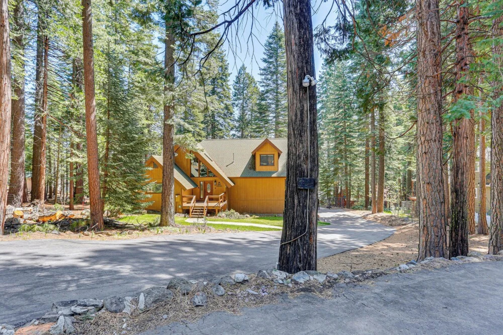 Spacious Retreat w/ Backyard: 1 Mi to Lake Almanor