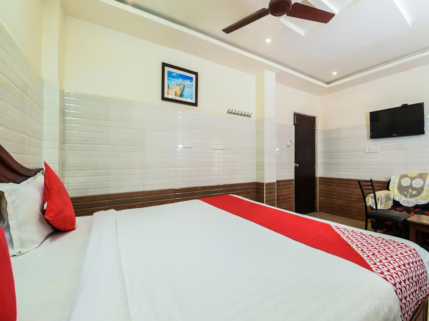 OYO 38595 Varsha Grand Residence