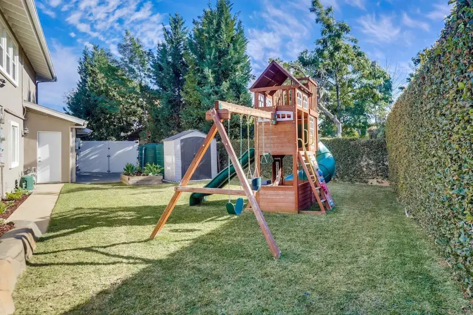 Beautiful Backyard Oasis 5 bedroom 3 Bathroom Home