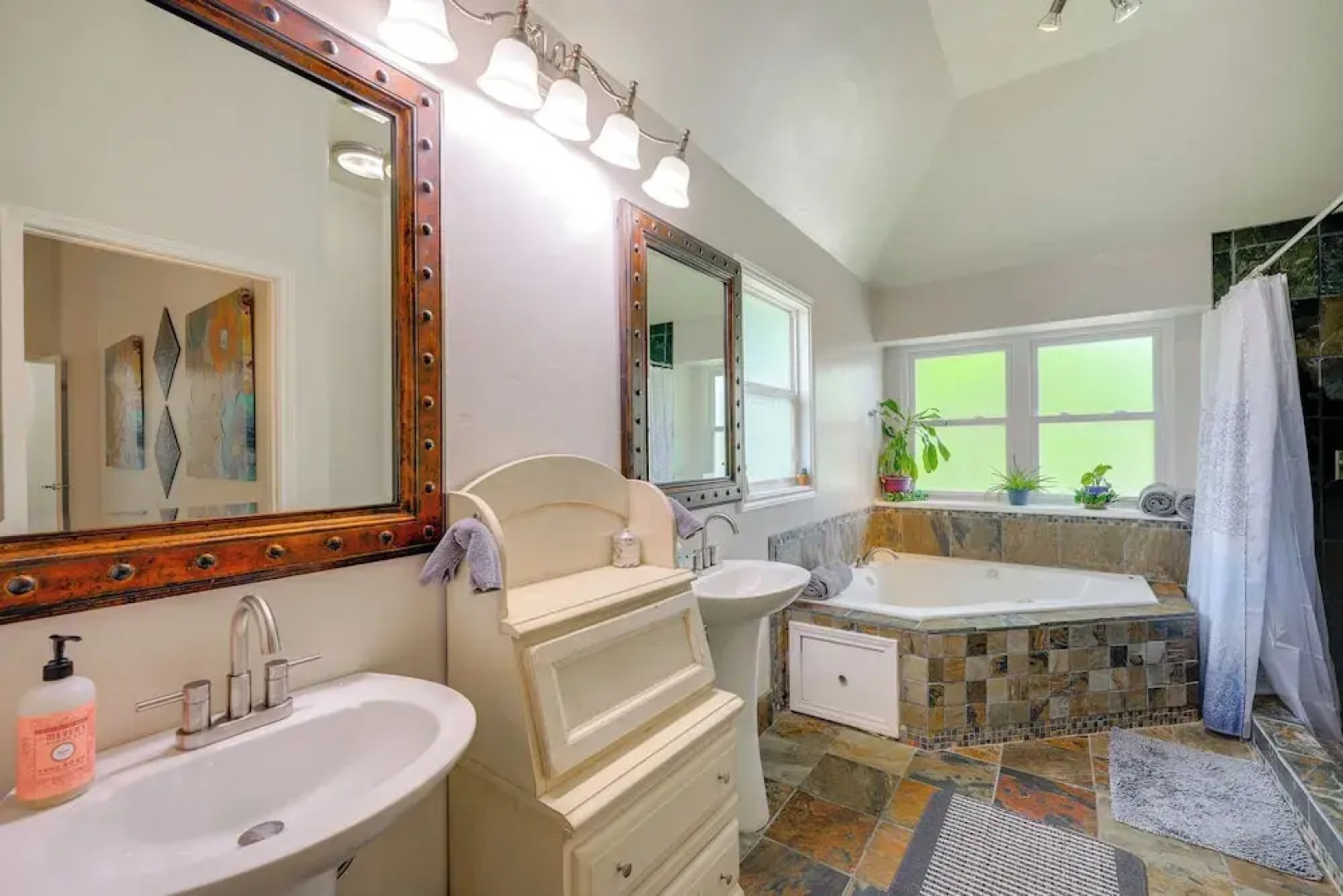 Hot Tub & Game Room: Spacious Live Oak Home!