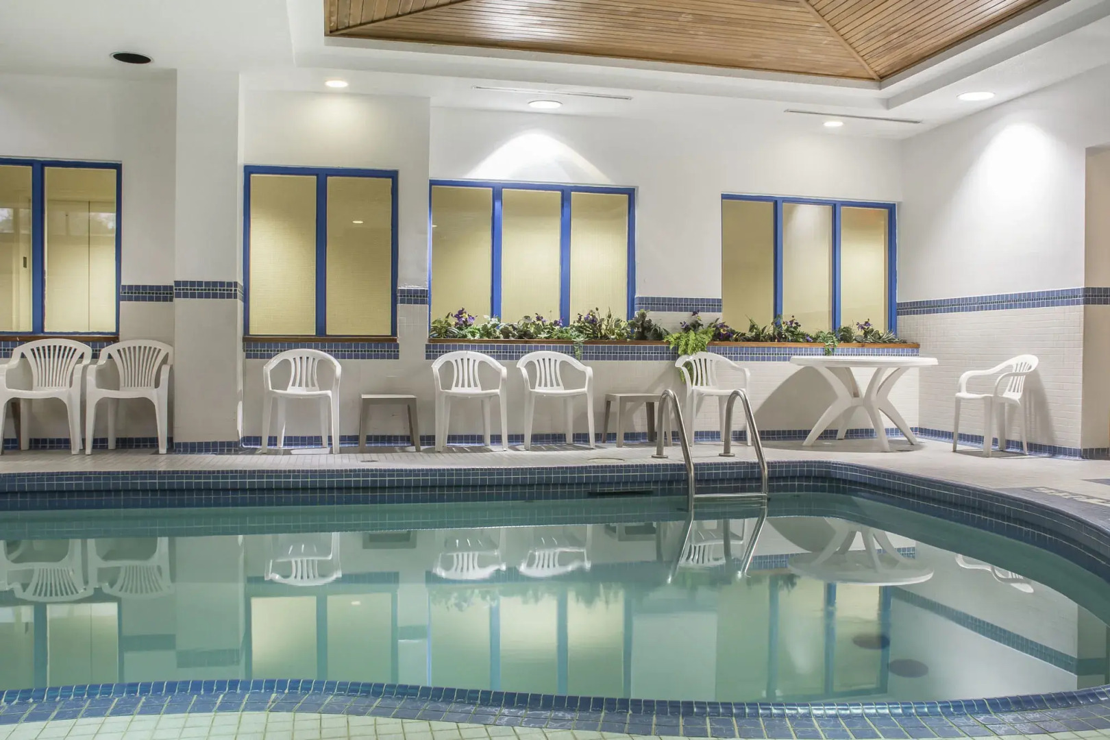 Comfort Hotel & Suites