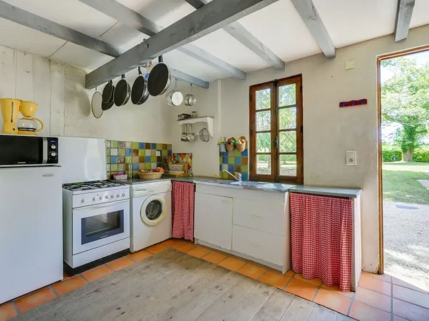 Holiday Home in Laluque with Terrace, Garden And Barbecue