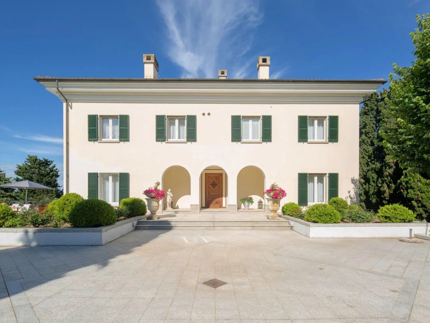 Splendid Villa in Macerata With Pool & Views