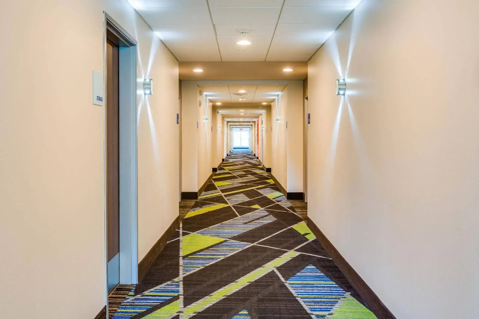 Holiday Inn Express & Suites Russellville by IHG