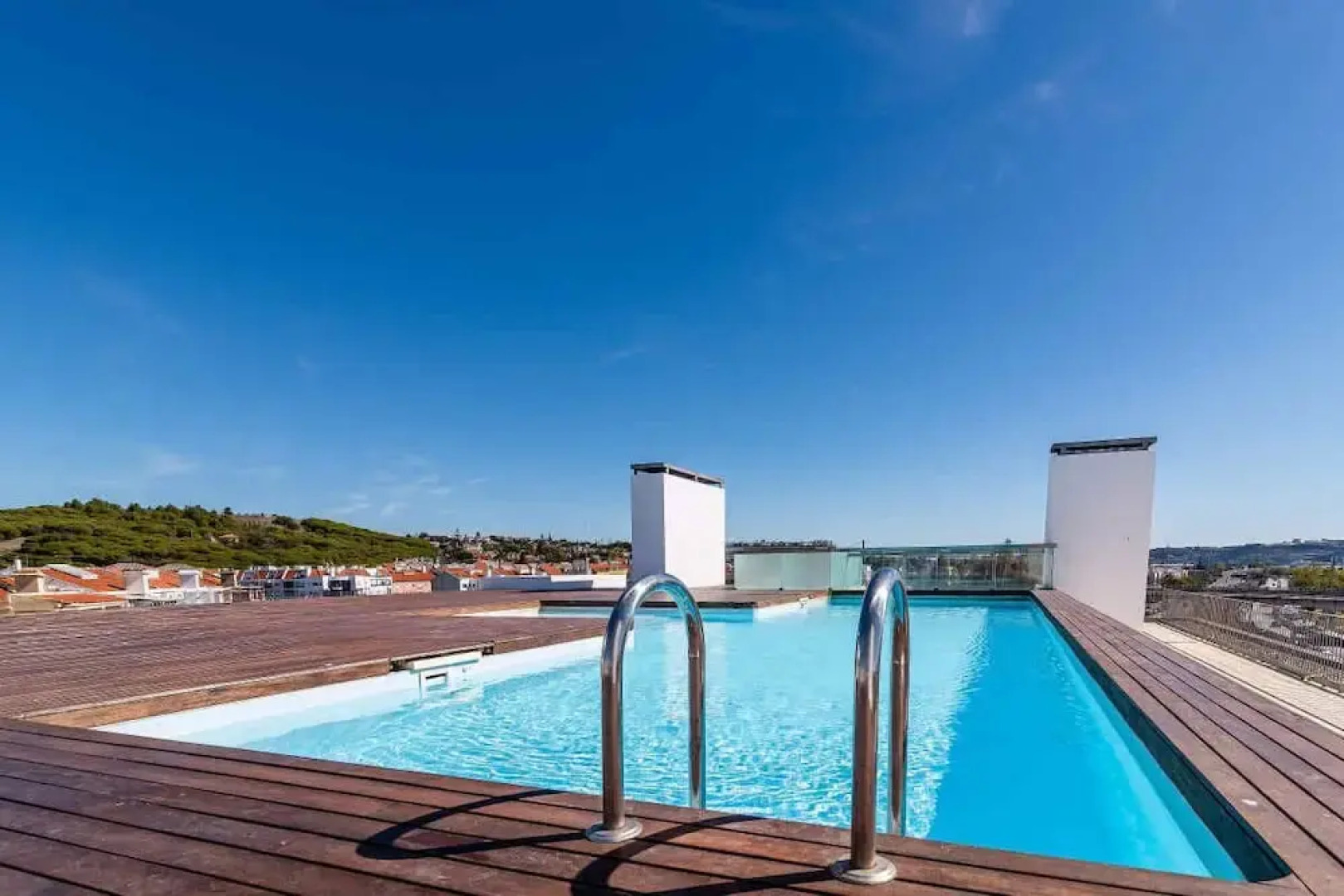 Gorgeous Apartment in Alges With Stunning Rooftop Pool