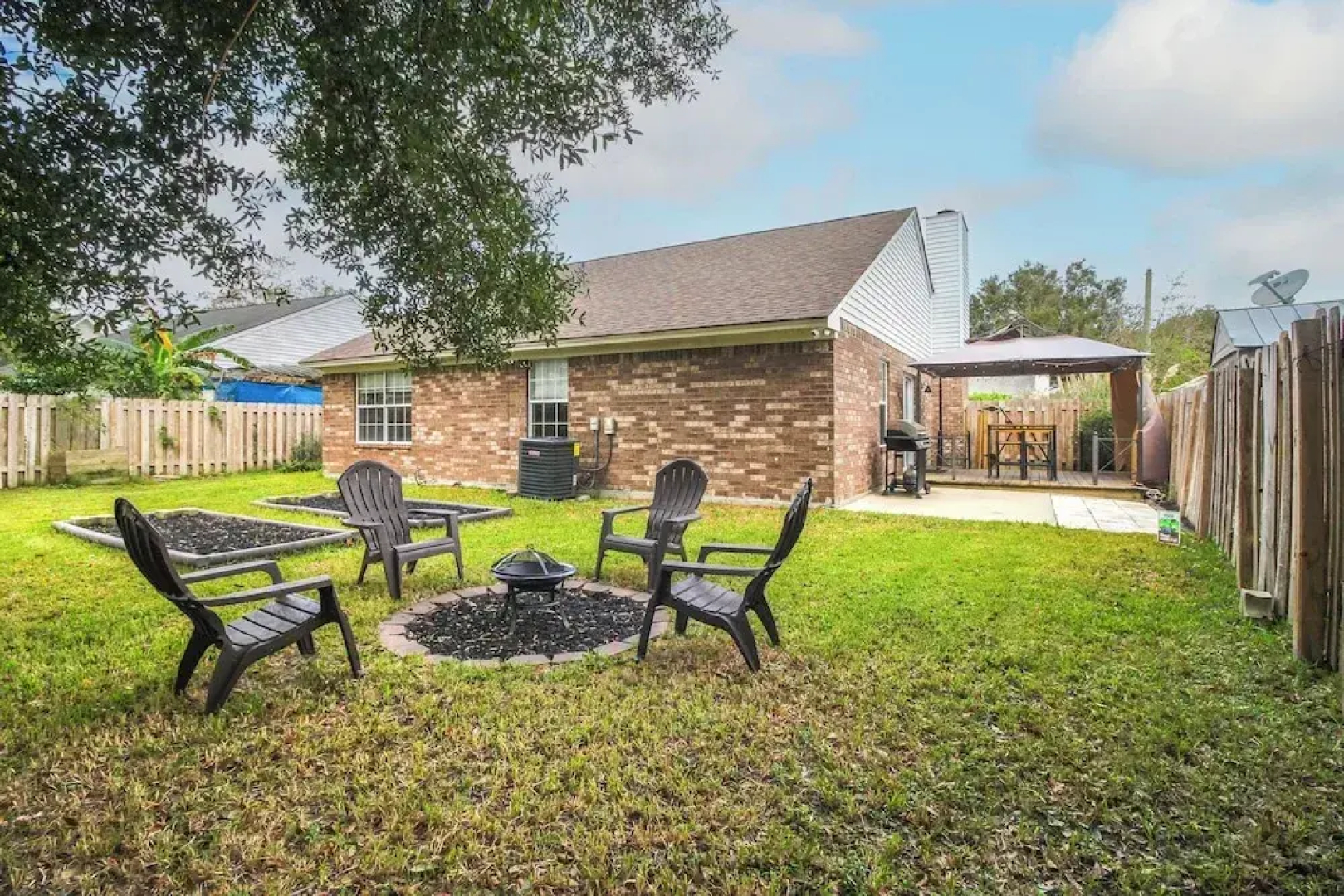 Near Dtwn & Beach: Savannah Home w/ Game Room!