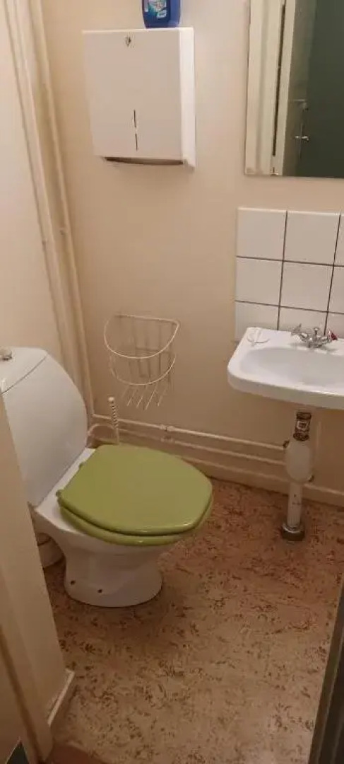 Previous schoolbuilding with gym - Groups and long stays possible