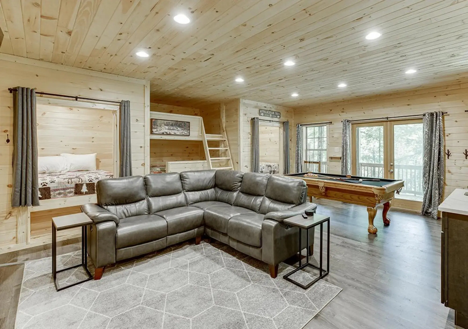 Luxury Cabin Sleeps 8 With Creekside Fire pit Near Helen GA